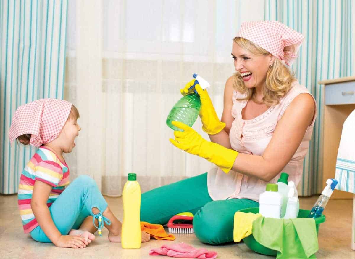 Mama i dziecko sprzątają - chemiczne środki czystości 