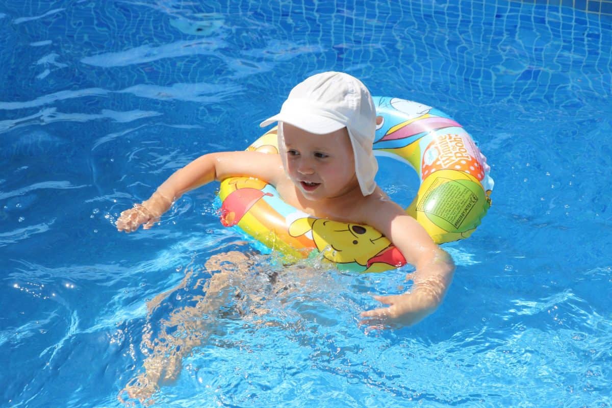 Jak ograniczyć szkodliwe działanie chloru w basenie