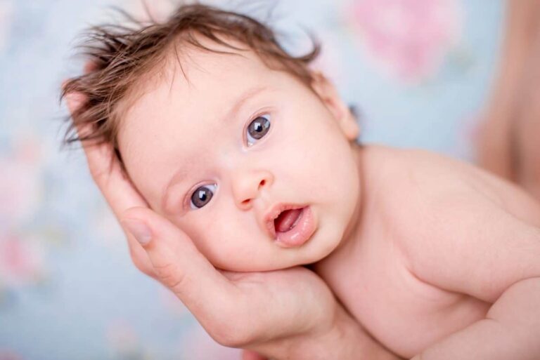7 naturalnych sposobów na refluks niemowlęcy i cała prawda o lekach antyrefluksowych